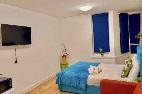 Studio to rent, Golders Green Road