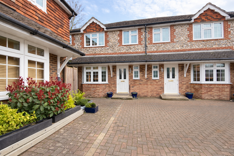 3 bedroom semi-detached house to rent, Lantern Close, Orpington BR6