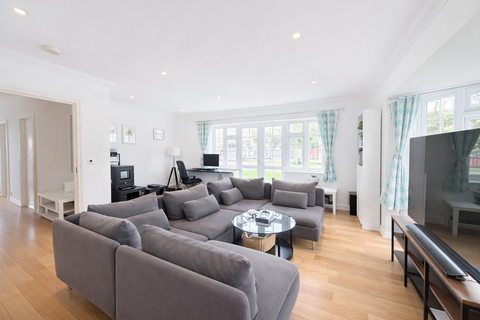 3 bedroom semi-detached house to rent, Lantern Close, Orpington BR6