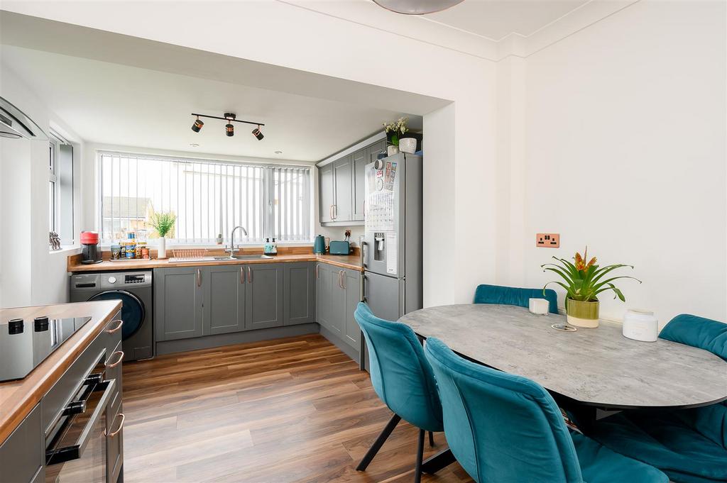 8 Langley Drive-3[1].jpg