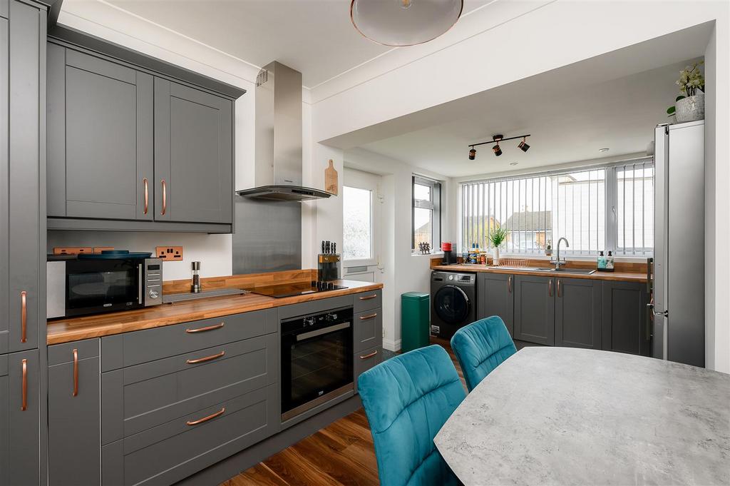 8 Langley Drive-4[1].jpg