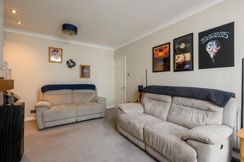 8 Langley Drive-8[1].jpg