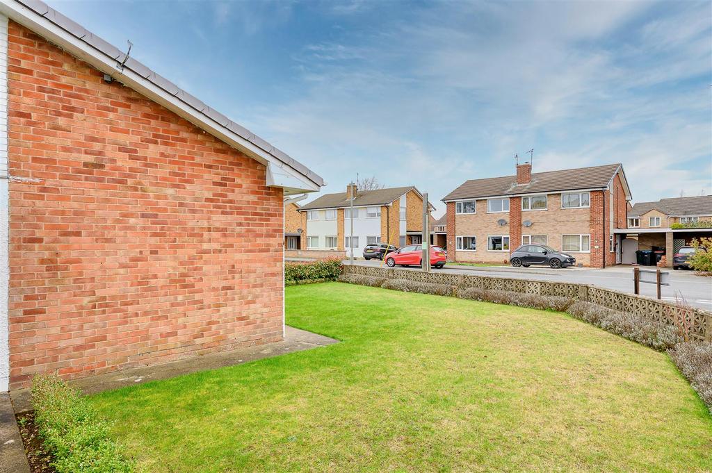 8 Langley Drive-18[1].jpg
