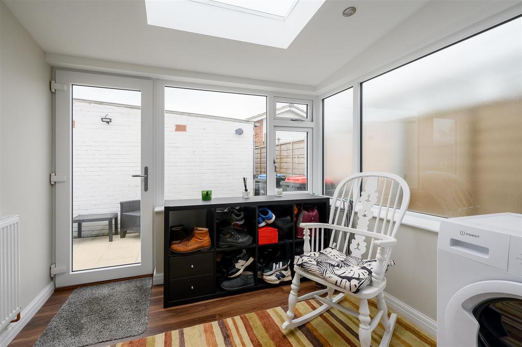 8 Langley Drive-10[1].jpg