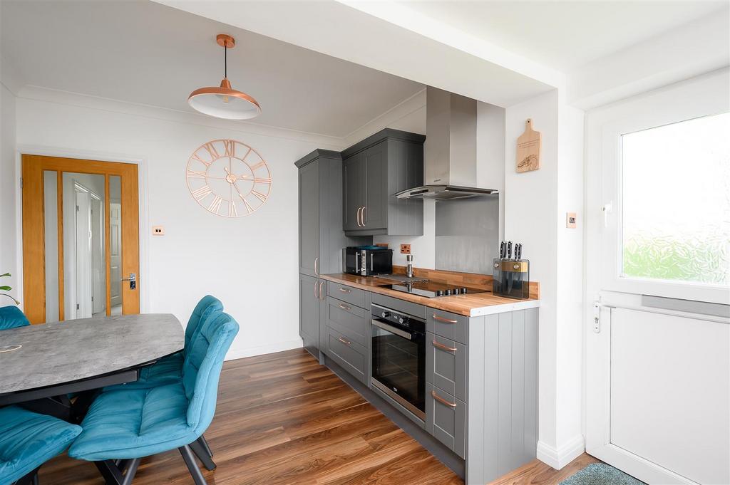 8 Langley Drive-2[1].jpg