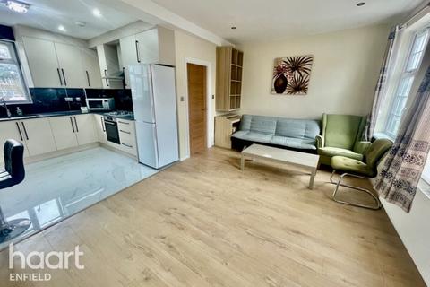 3 bedroom apartment to rent, Crown Lane, LONDON