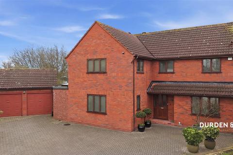 undefined, Tyle Green, Emerson Park, RM11