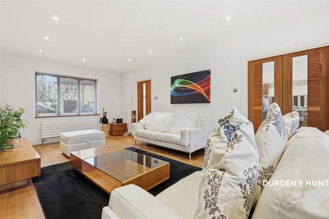 undefined, Tyle Green, Emerson Park, RM11