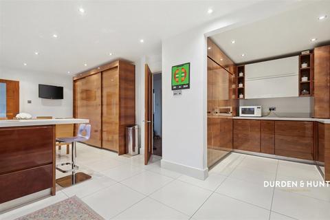 undefined, Tyle Green, Emerson Park, RM11