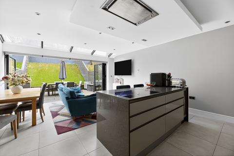 4 bedroom townhouse for sale, Chestnut Avenue, Guildford, GU2