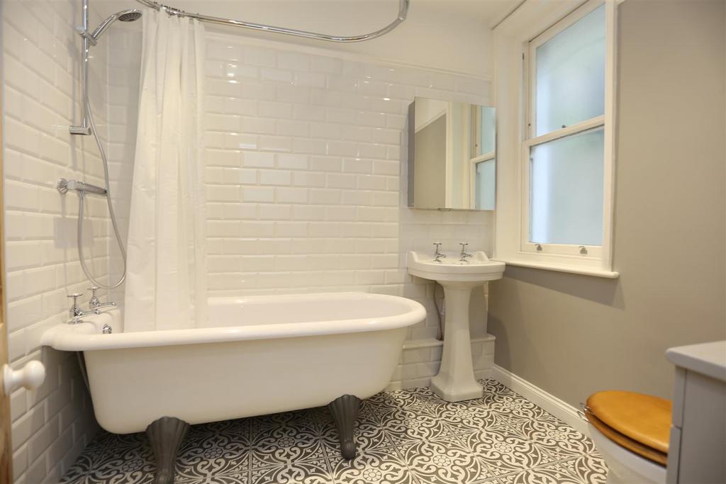 8, 44 Norton Road bath.jpg