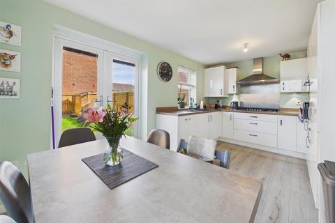 3 bedroom end of terrace house for sale, Lawton Walk, Hessle