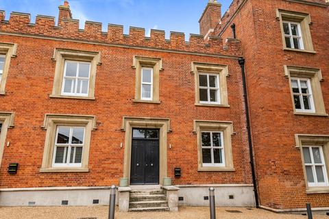2 bedroom terraced house to rent, Wellesley Road London SE18