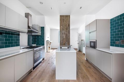 2 bedroom terraced house to rent, Wellesley Road London SE18