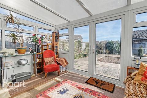 2 bedroom detached bungalow for sale, Oakwood Close, Frinton-On-Sea