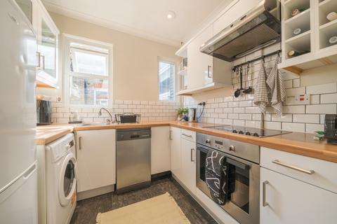 3 bedroom flat to rent, Lydden Grove, Earlsfield, London, SW18