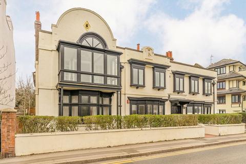 undefined, Russell Road, Shepperton TW17