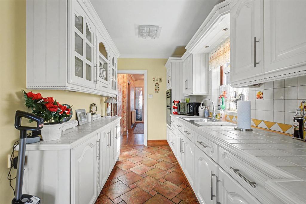 Kitchen 1.jpeg