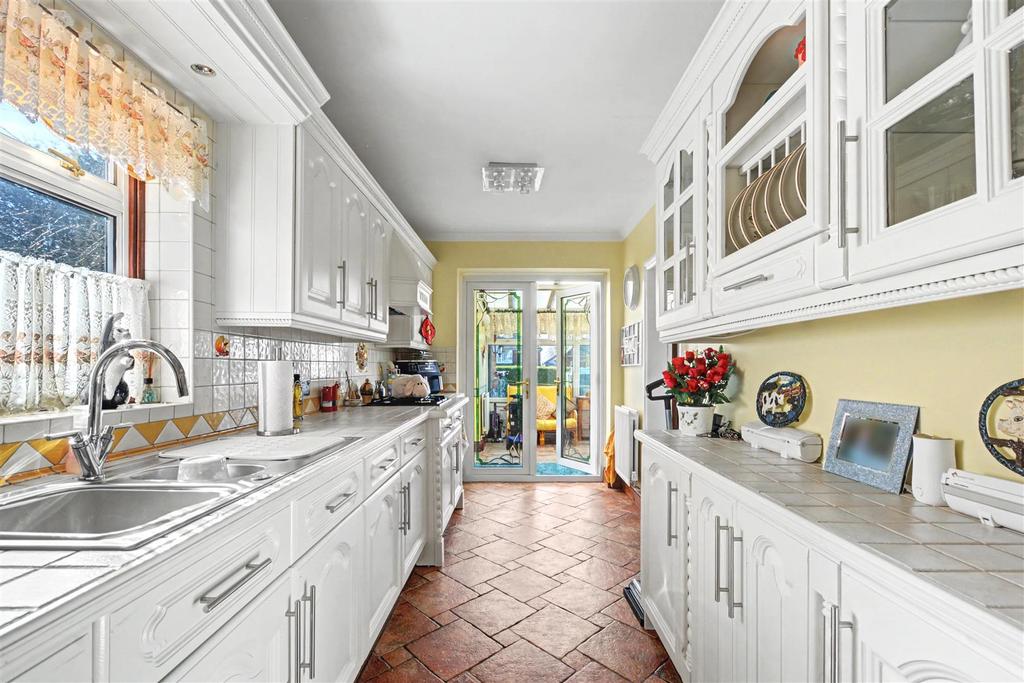 Kitchen 2.jpeg