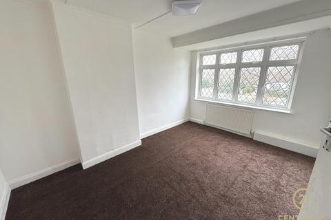 4 bedroom semi-detached house to rent, Hanworth Road, HOUNSLOW TW4