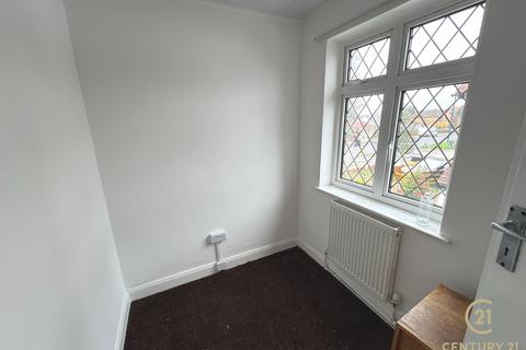 4 bedroom semi-detached house to rent, Hanworth Road, HOUNSLOW TW4