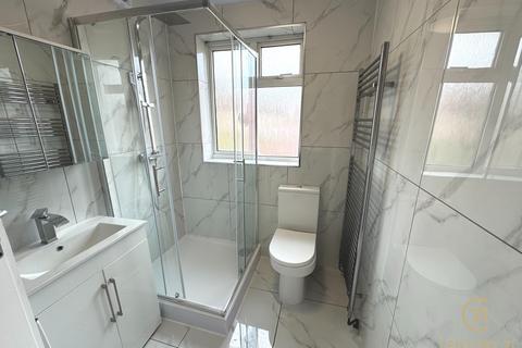 4 bedroom semi-detached house to rent, Hanworth Road, HOUNSLOW TW4