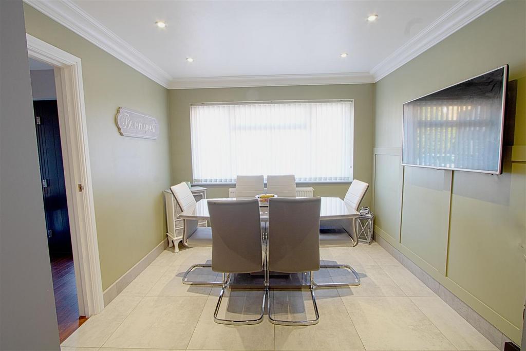 DINING ROOM.jpg