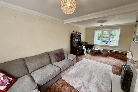 undefined, Bro Einon, Llanybydder