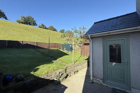 undefined, Bro Einon, Llanybydder