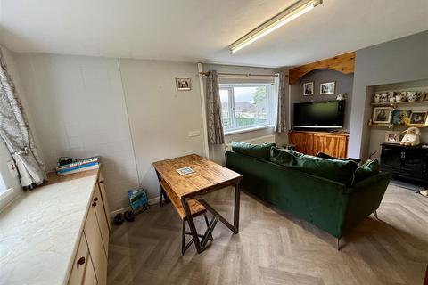 undefined, Bro Einon, Llanybydder
