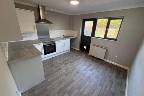 2 bedroom terraced house to rent, Lodge Close, Poole