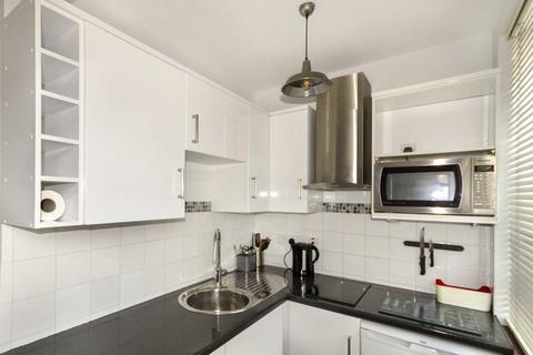 Studio to rent, Wilton Road, London SW1V