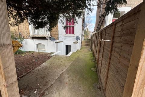 2 bedroom flat to rent, St. James's Road, Croydon