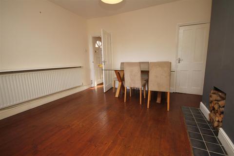 2 bedroom house to rent, Queens Road, Guildford