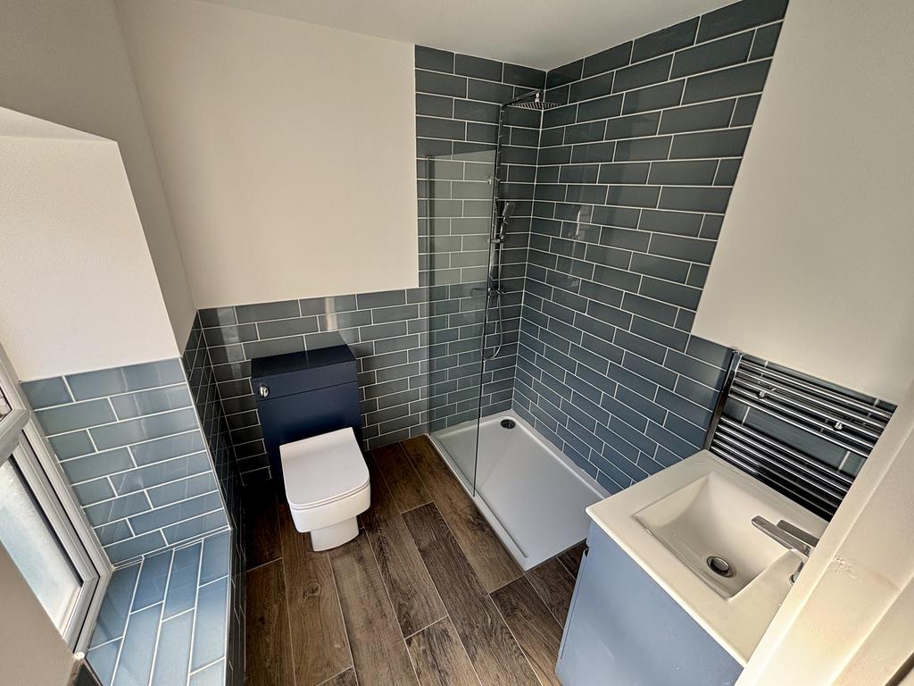 En suite to bedroom 1