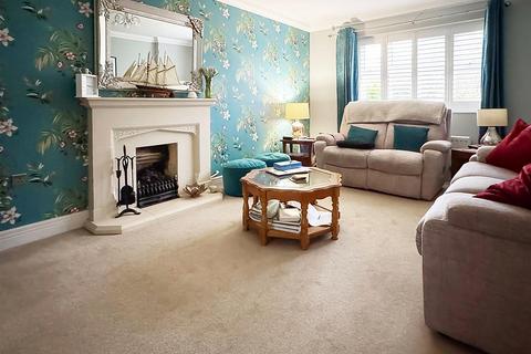 4 bedroom detached house for sale, May Close, Littlehampton BN17