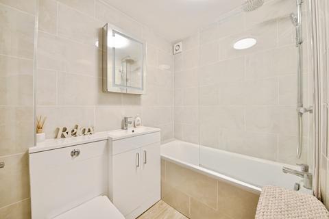 2 bedroom flat for sale, Crofton Way, Enfield, EN2