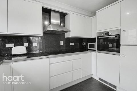 2 bedroom apartment for sale, Victoria Road, BUCKHURST HILL