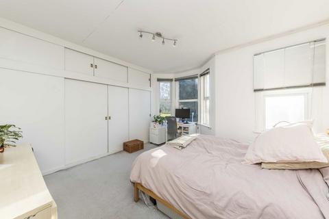 3 bedroom terraced house to rent, Wimbledon Road, London SW17