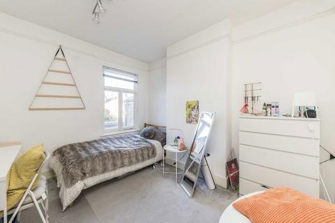 3 bedroom terraced house to rent, Wimbledon Road, London SW17