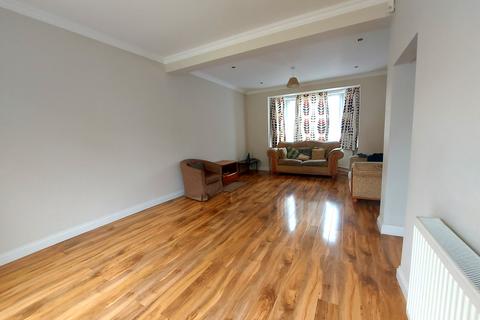 3 bedroom terraced house to rent, Gantshill, Essex, IG2