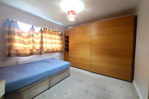 3 bedroom terraced house to rent, Gantshill, Essex, IG2