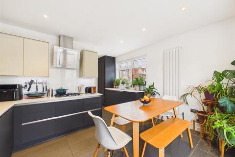 4 bedroom end of terrace house for sale, Westbourne Grove, Hessle