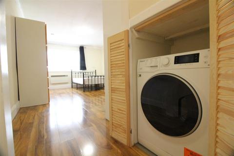 Studio to rent, Chertsey Bridge Road, Chertsey