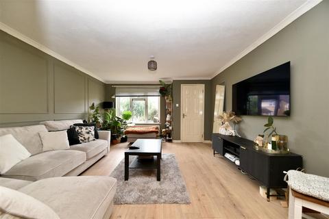 2 bedroom end of terrace house to rent, Longcroft Road, Stevenage