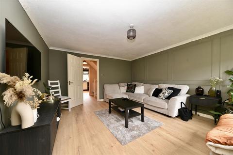 2 bedroom end of terrace house to rent, Longcroft Road, Stevenage