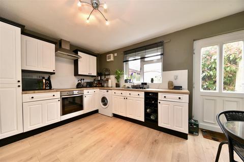 2 bedroom end of terrace house to rent, Longcroft Road, Stevenage