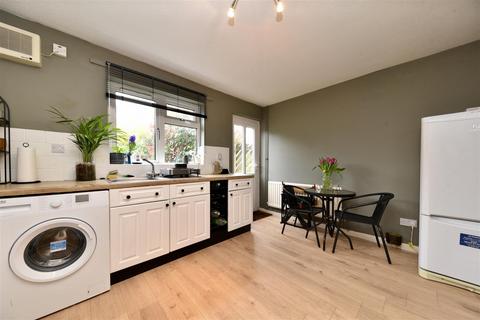 2 bedroom end of terrace house to rent, Longcroft Road, Stevenage