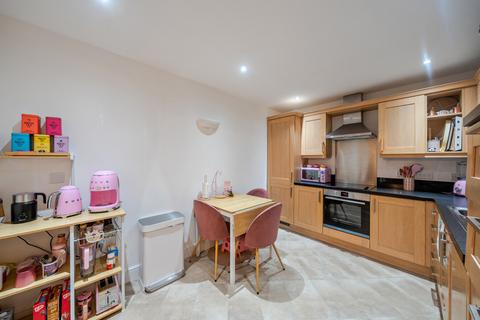 2 bedroom flat for sale, Chilbolton Avenue, Winchester, Hampshire, SO22