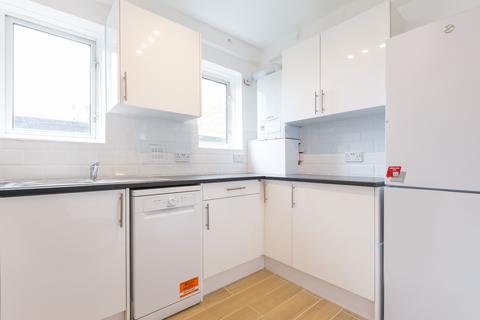 3 bedroom flat to rent, Patmore street, London SW8